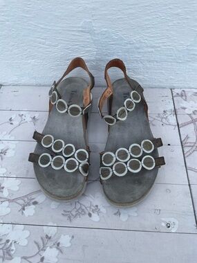 Think! Women’s Gray Leather Slingback Sandals with White Ring Accents